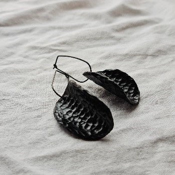 Hook Earrings Shield Black PJ MW 21