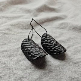 Hook Earrings Shield Black PJ MW 21