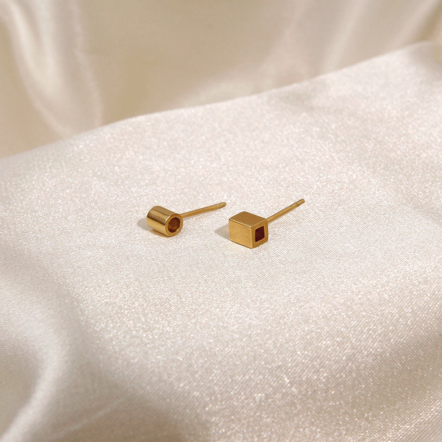 Stud Earrings Side Eye Gold